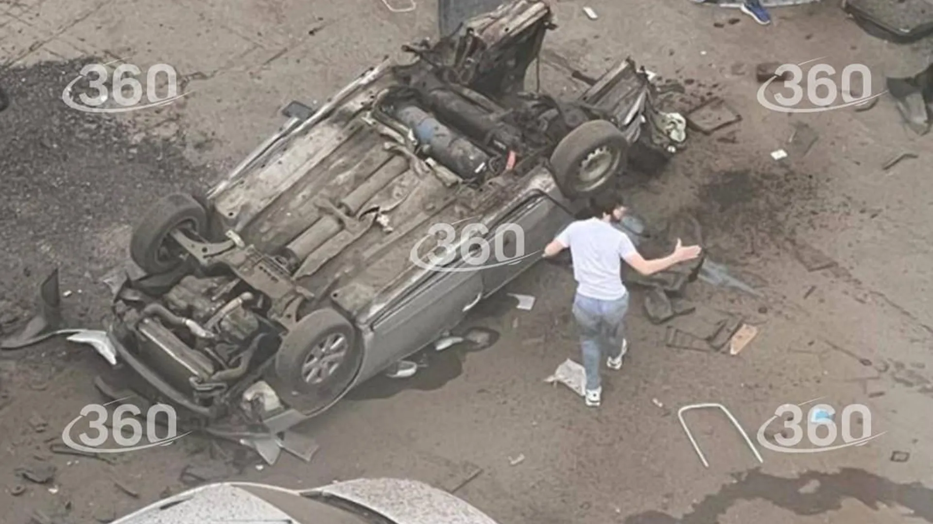 Машина взорвалась на севере Москвы