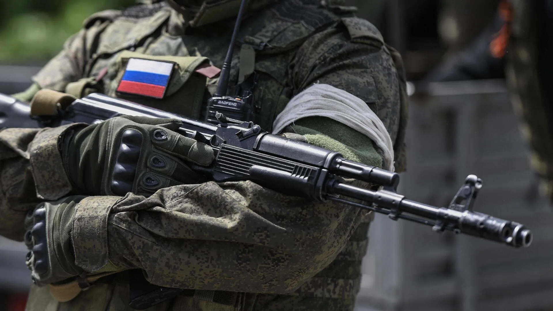 Российский военный палкой отогнал вражеский дрон-камикадзе