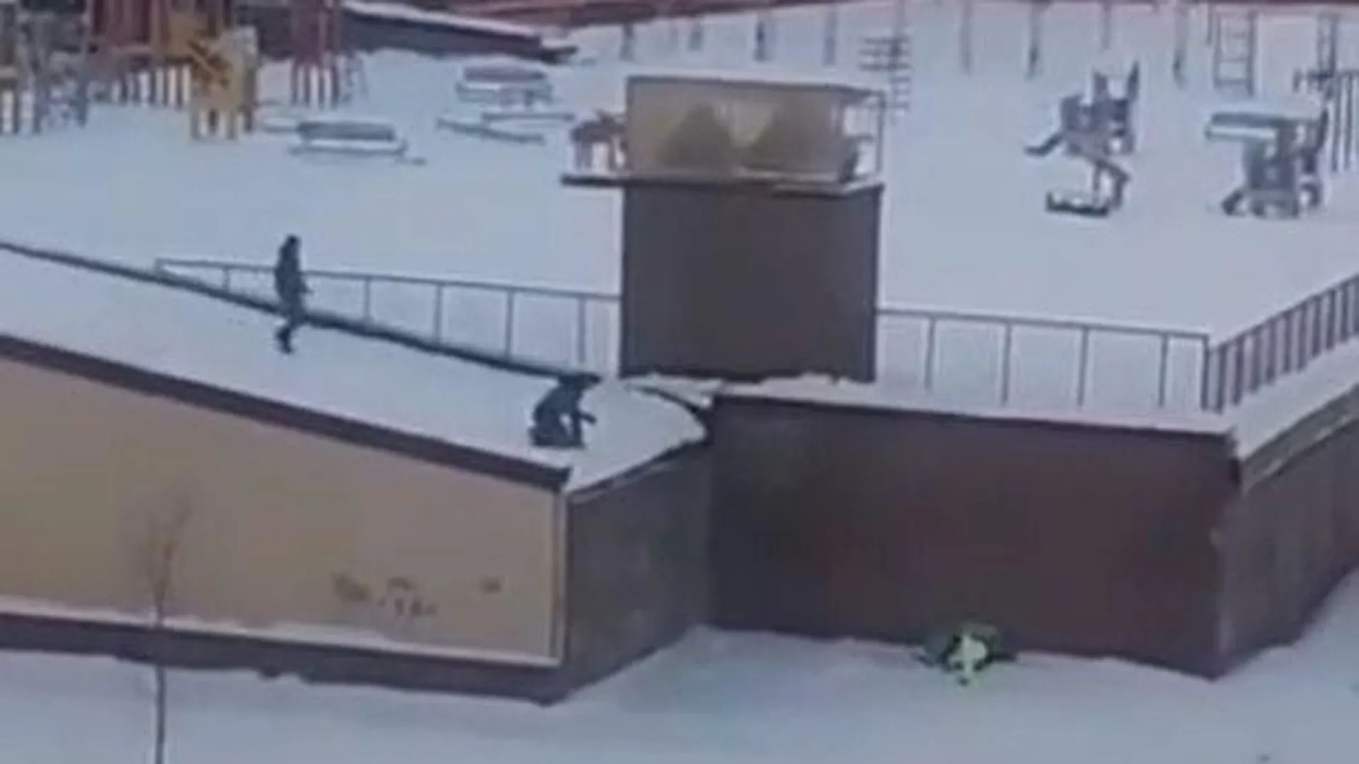 Подростки устроили опасные катания на тюбинге с крыши паркинга в Стерлитамаке