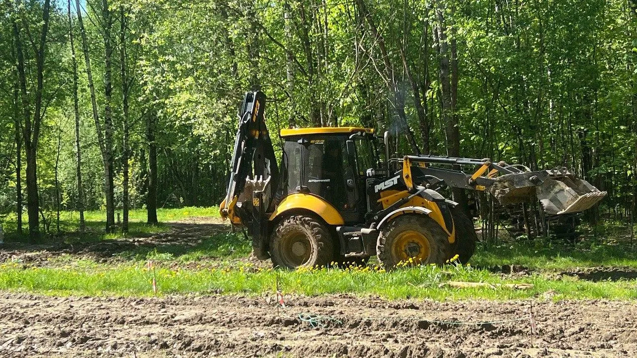 Рабочие продолжают выполнять благоустройство Химкинского лесопарка