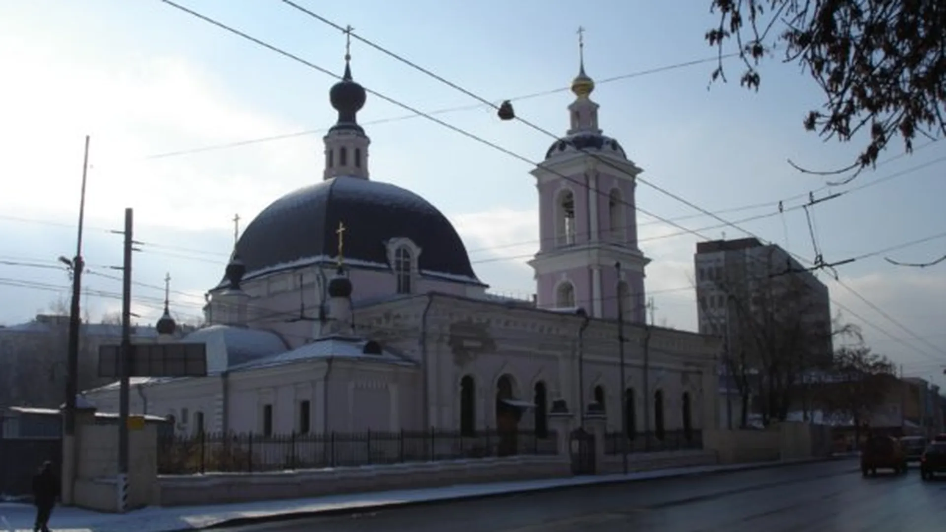 Злоумышленник с ножом напал на прихожан в храме в Москве — СМИ