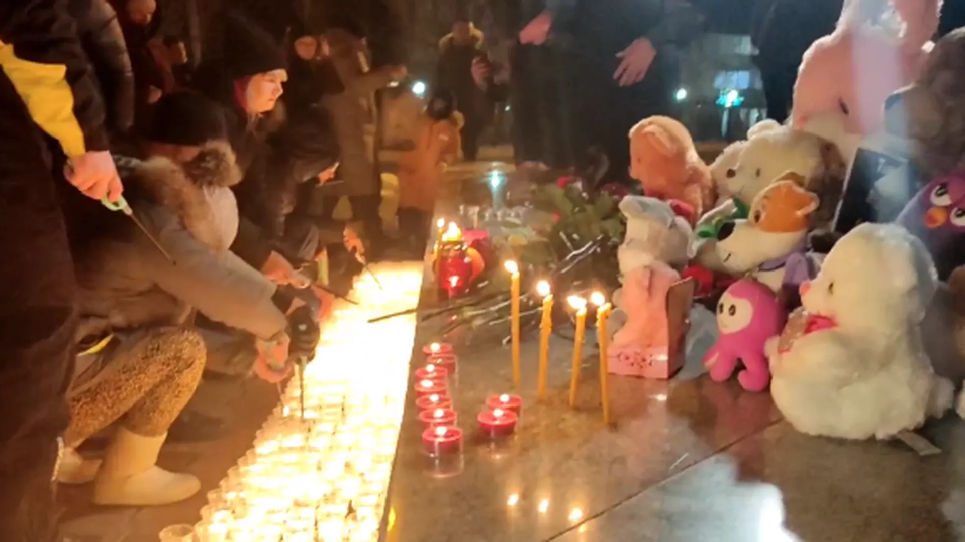 Стихийный мемориал появился в Южно-Сахалинске в память о погибших при взрыве в Тымовском детях