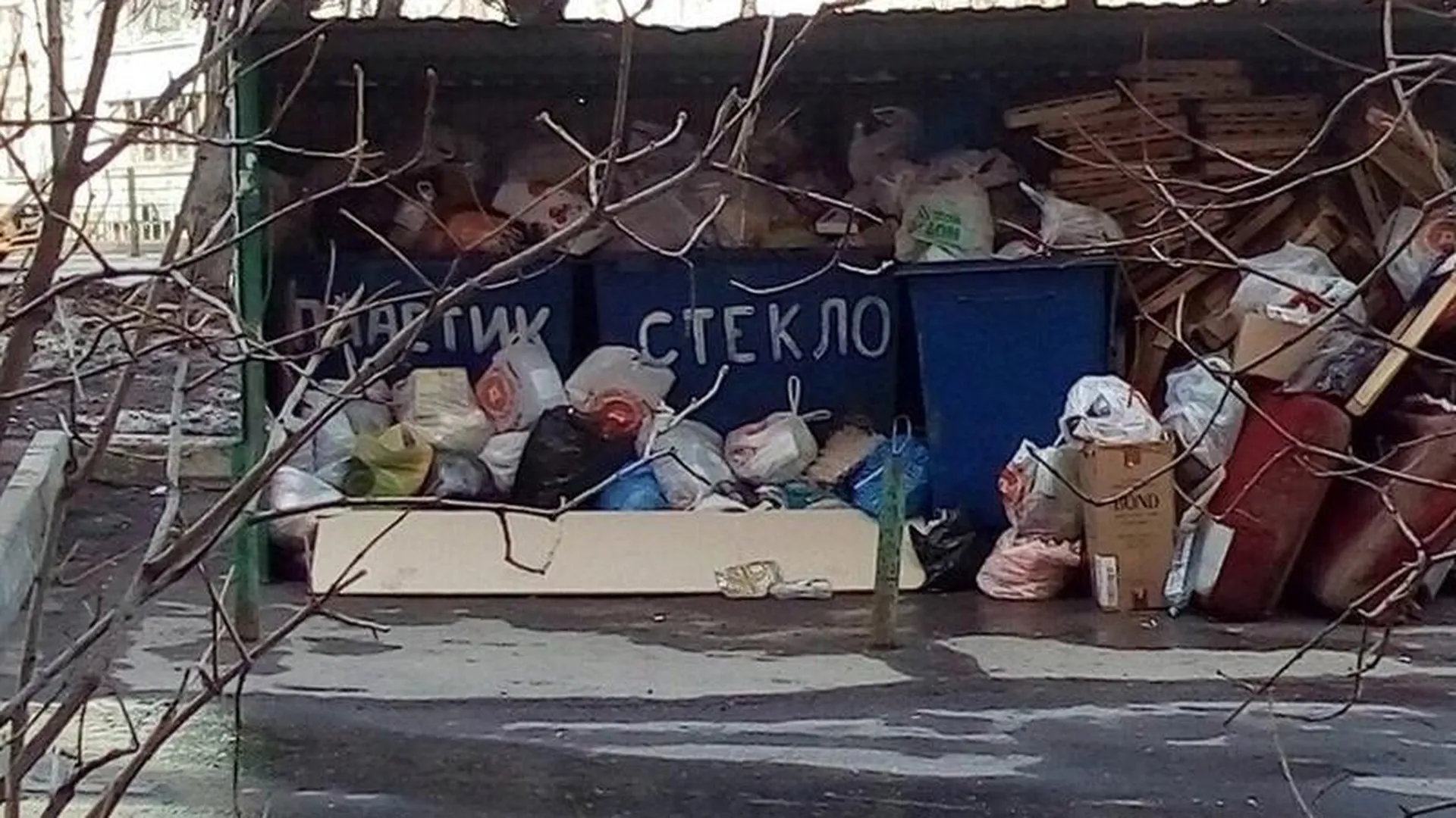 Площадку по раздельному сбору мусора жители Красногорска превратили в свалку 