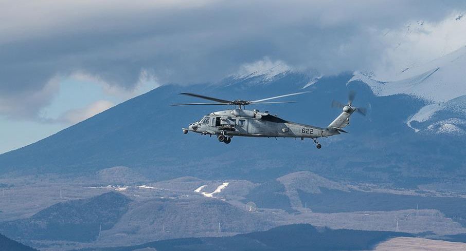 NHK: американский военный вертолет аварийно сел на рисовое поле в Японии