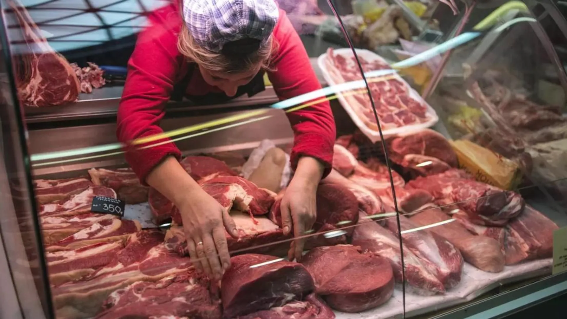 Полуголый мужчина разгромил мясной магазин в Екатеринбурге