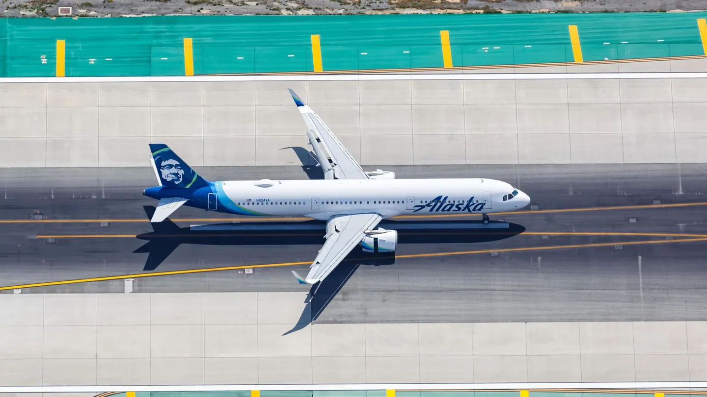 Отлетевший от самолета Alaska Airlines кусок фюзеляжа нашли во дворе  школьного учителя | 360°