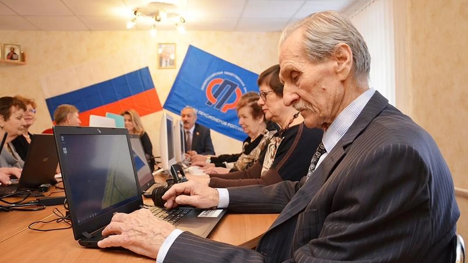 Во Фрязине открылся компьютерный клуб для пенсионеров