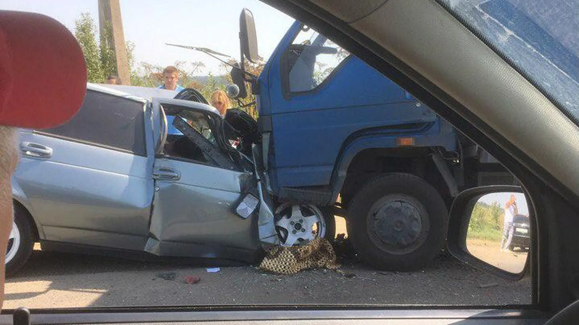 Водитель легковушки погиб при лобовом столкновении с грузовиком у Володарского шоссе
