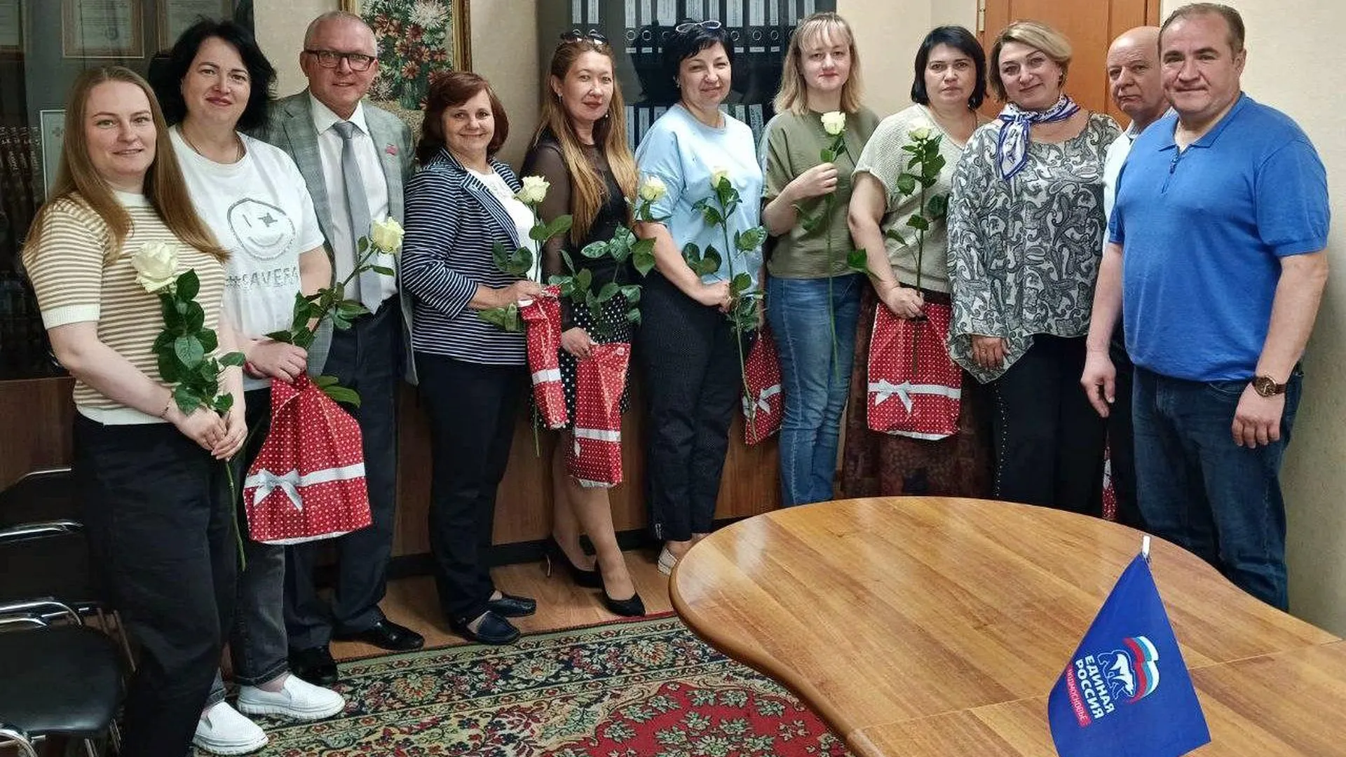 В городском округе Воскресенск депутаты «Единой России» поздравили соцработников с профессиональным праздником