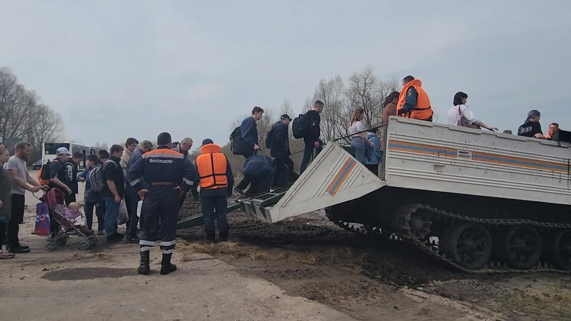 Плавающий транспортер «Амфибия» применили для помощи жителям Луховиц из-за разлива Оки