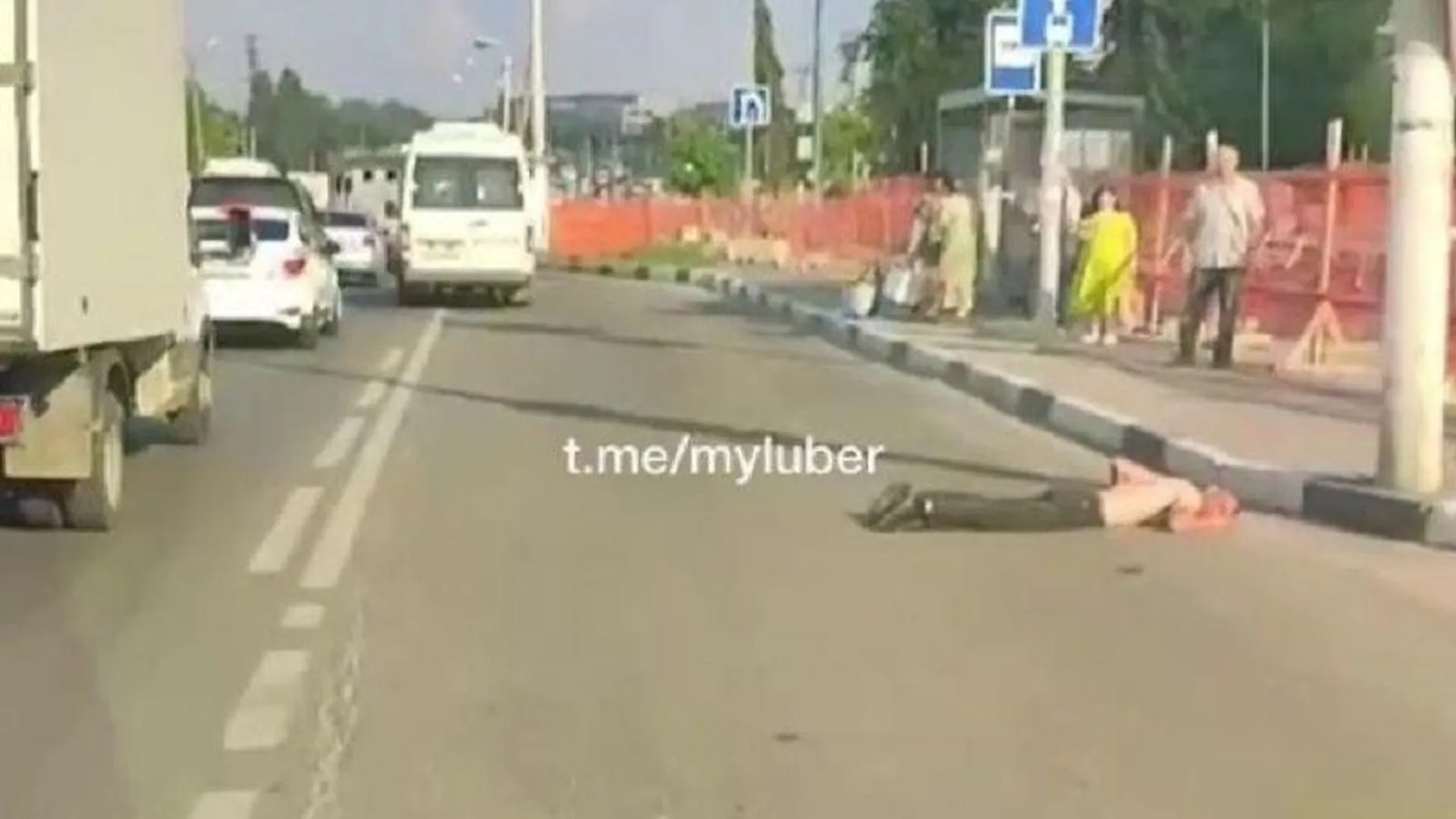 Полураздетого мужчину, лежавшего прямо на дороге, заснял видеорегистратор в Люберцах