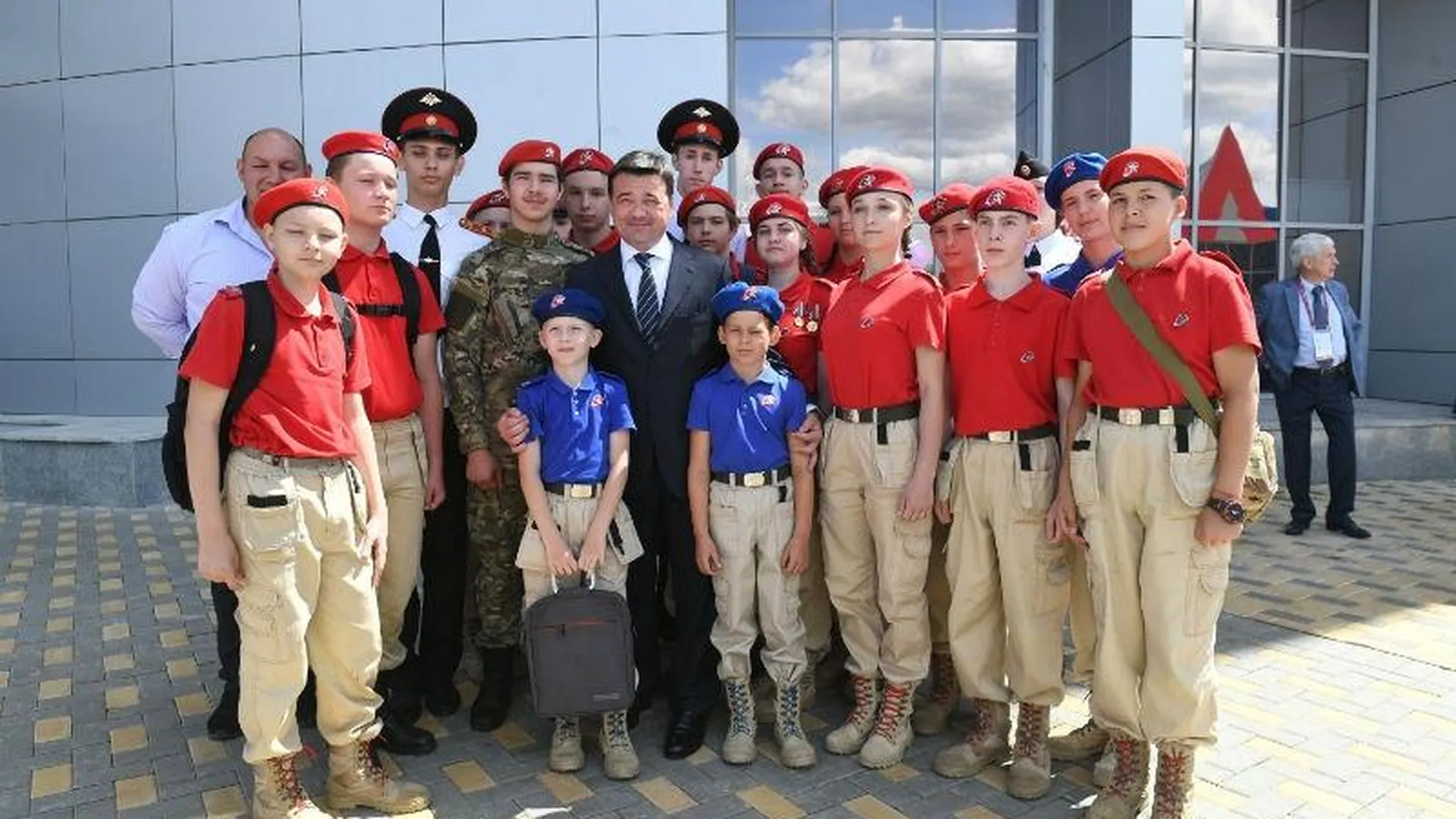 Неравнодушные люди. Губернатор встретился с юными патриотами на форуме «Армия-2019»