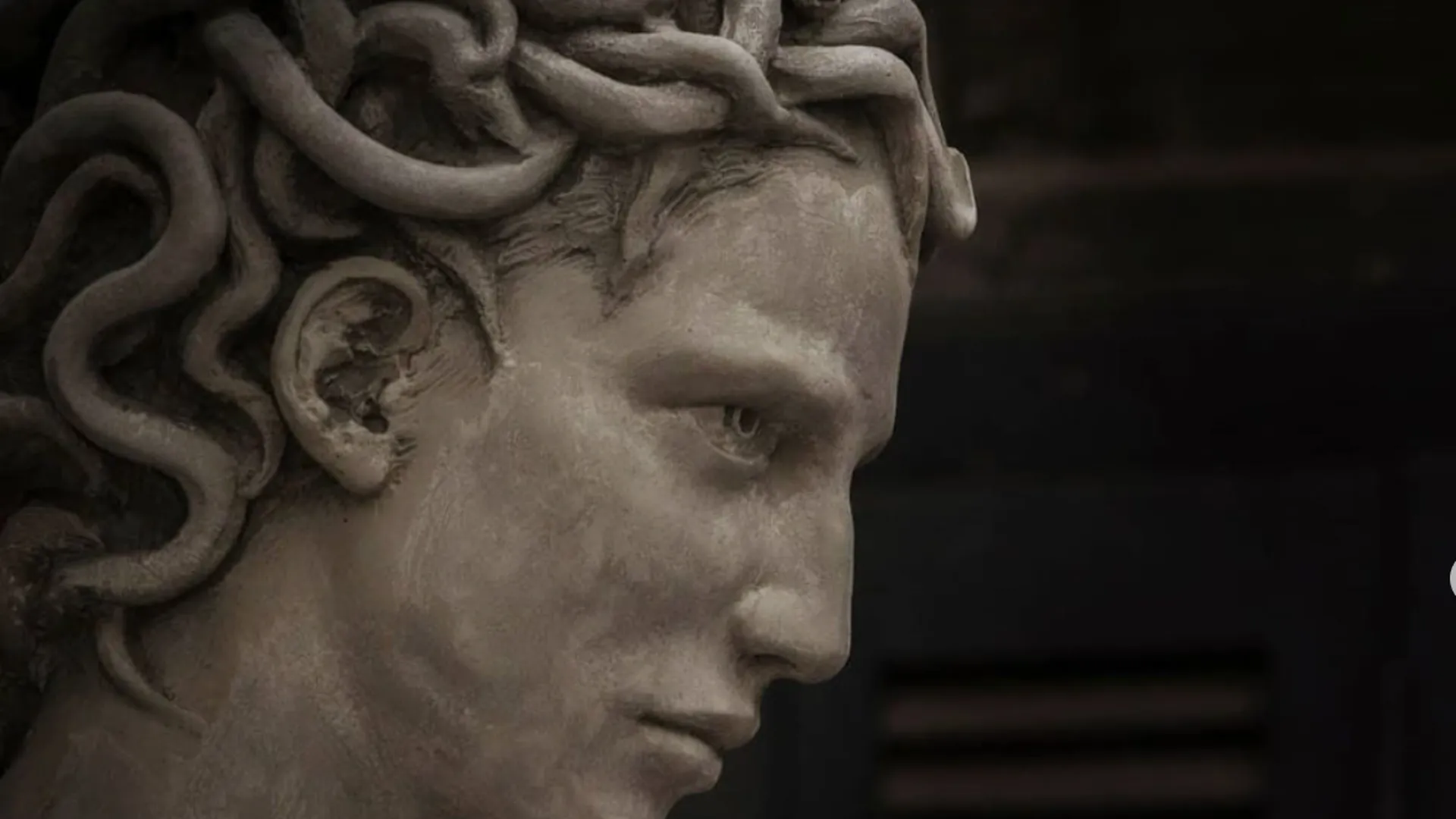 Скульптор в Нью-Йорке поддержал MeToo и вручил Медузе отрезанную голову Персея