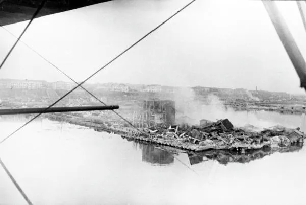 Горит взорванный немецко-фашистскими оккупантами Одесский морской порт. Немецкие нацисты заминировали все 43 причала, все молы, волнорезы и другие объекты порта, апрель 1944 года