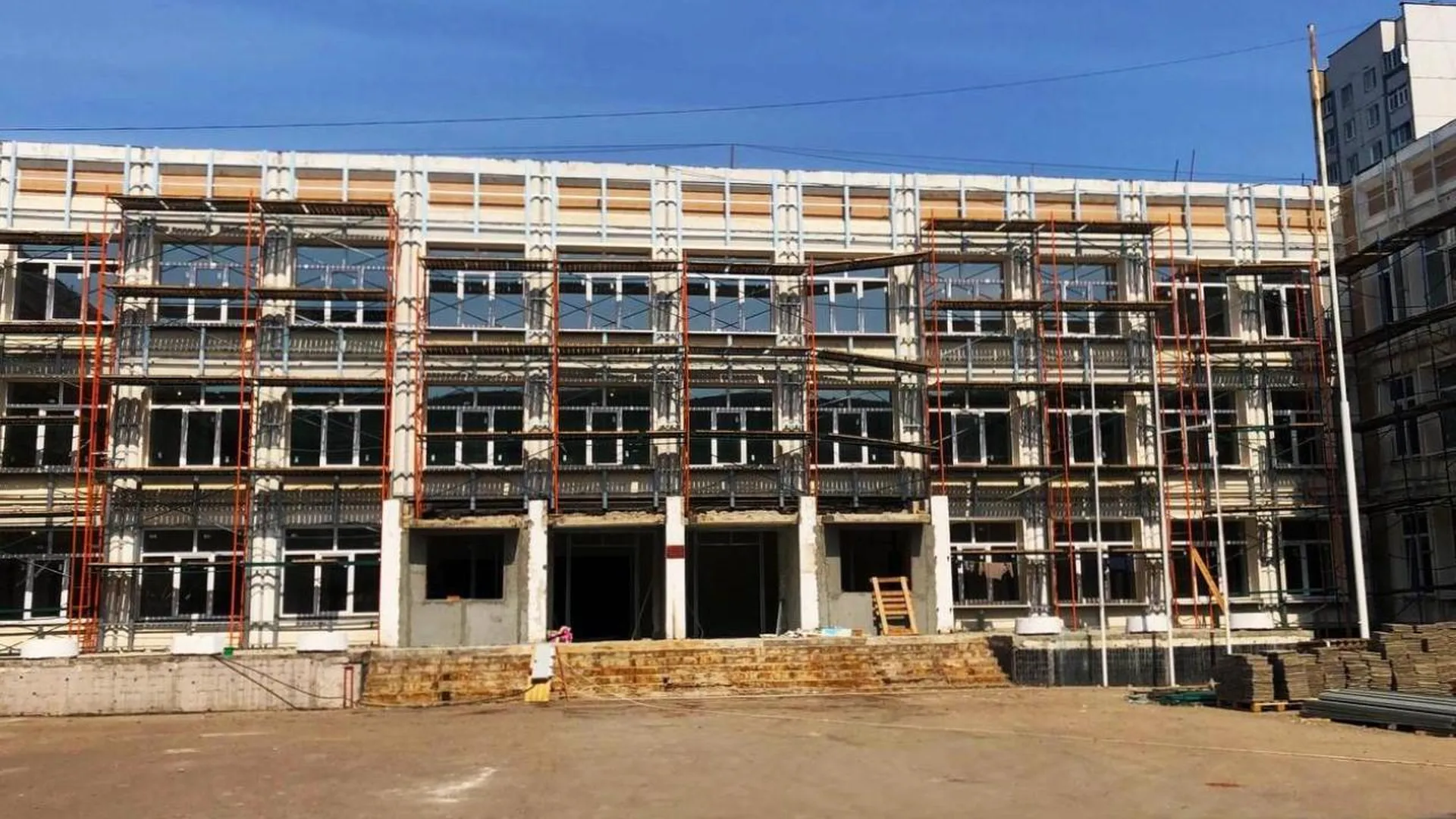 Работы по капитальному ремонту продолжаются в одной из школ в подмосковной Балашихе