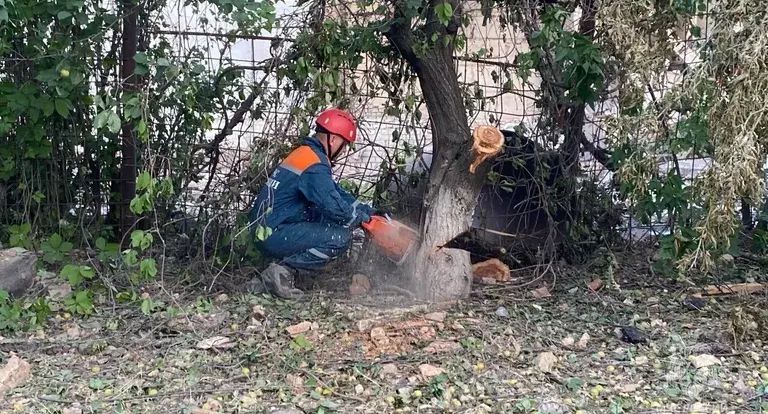 РИА «Новости»: Поиск людей под завалами в Волгограде осложнило скопление газа