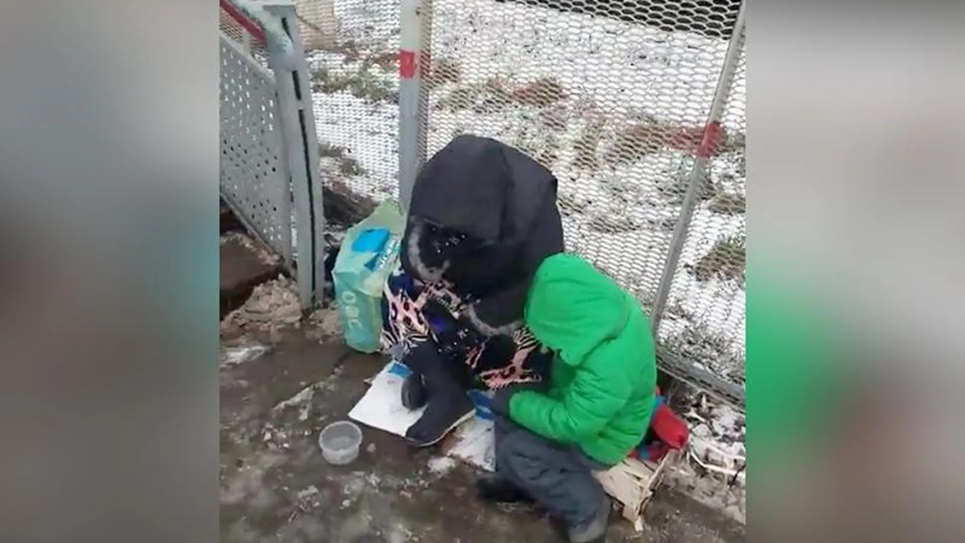 Жители Раменского пытаются выгнать попрошайку с ребенком с ж/д станции 