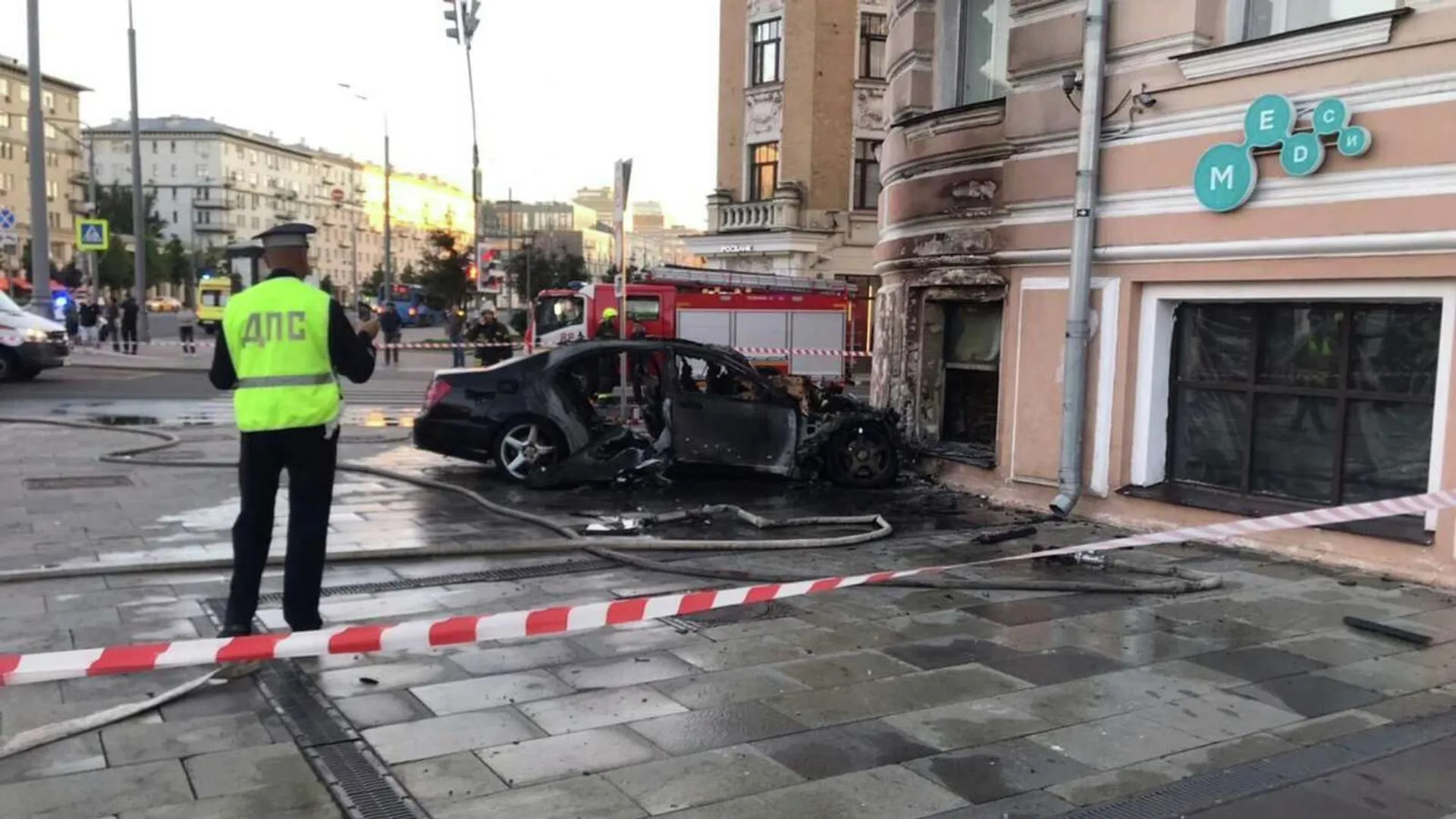 Родственник футболиста Хутова рассказал о продаже Mercedes, который разбился в центре Москвы