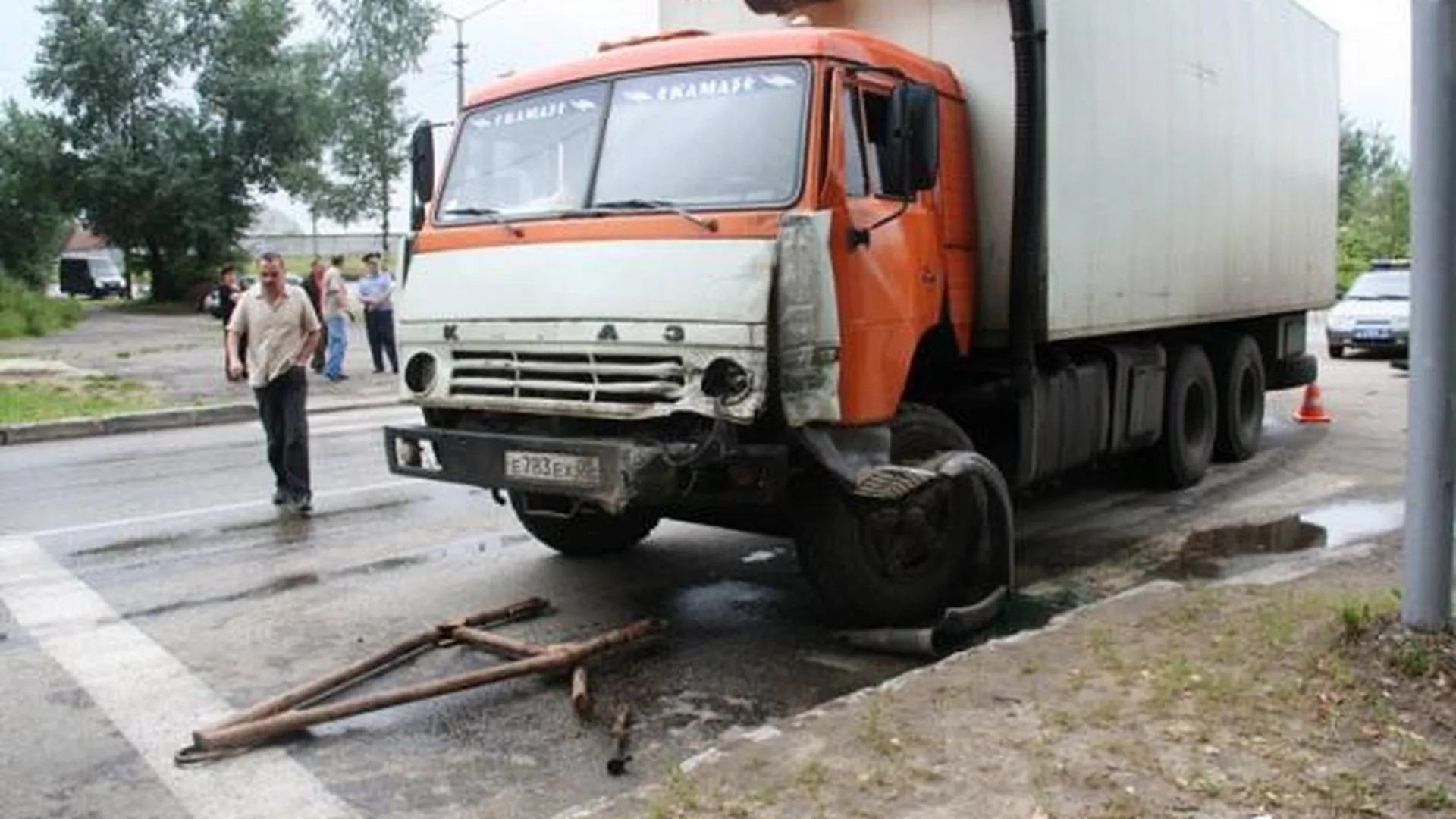 Грузовик врезался в легковушку в Домодедове, погибло четверо