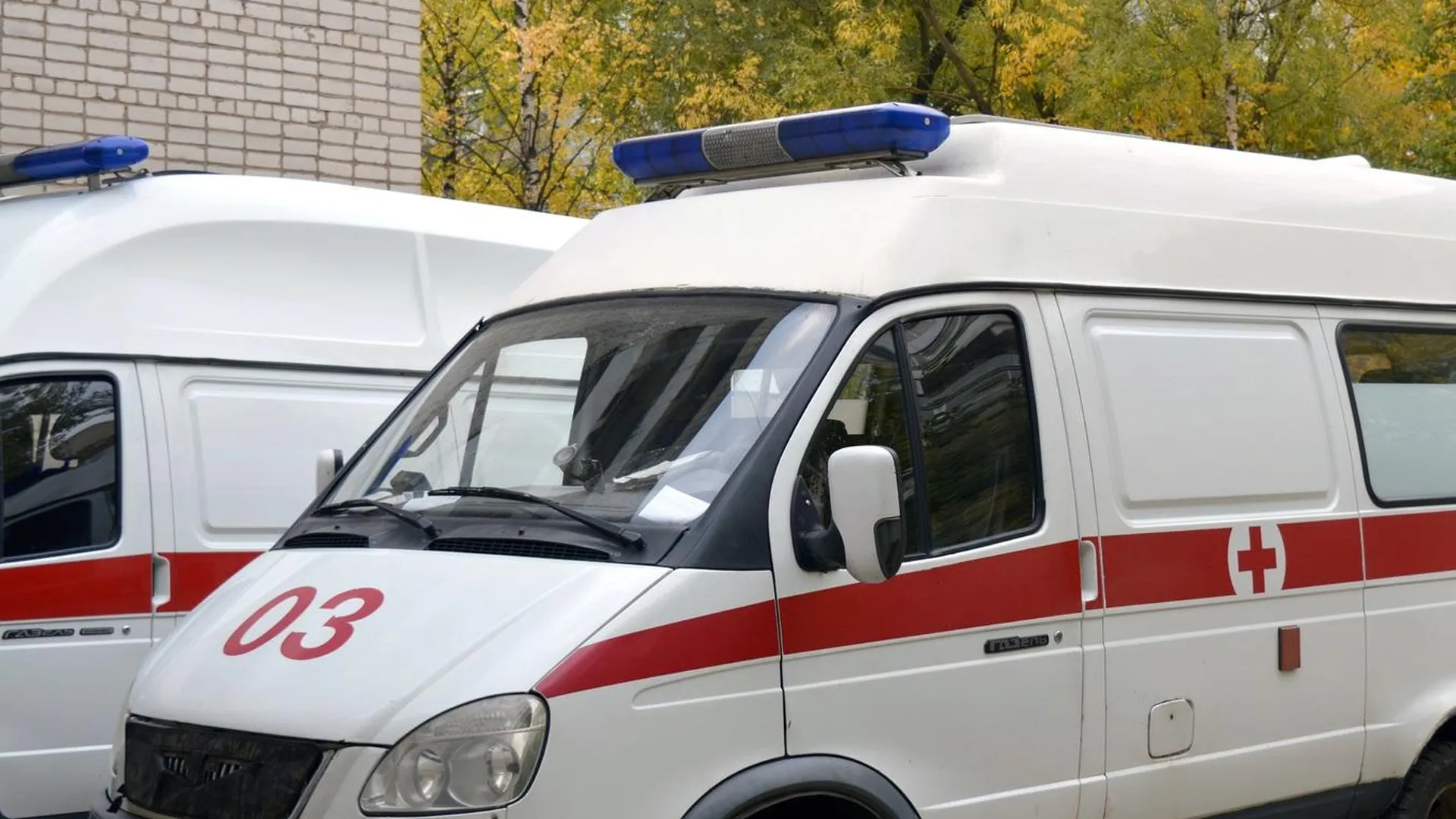 Двух людей спасли из горящей квартиры на юге Москвы