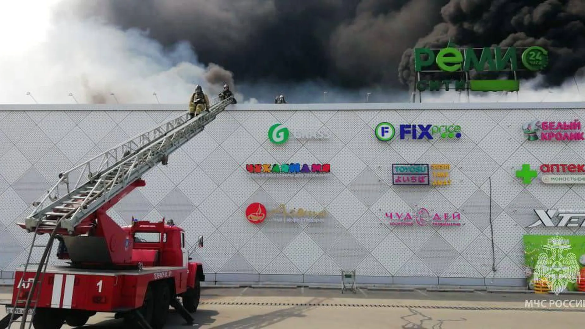 Крыша гипермаркета «РемиСити» загорелась в Хабаровске