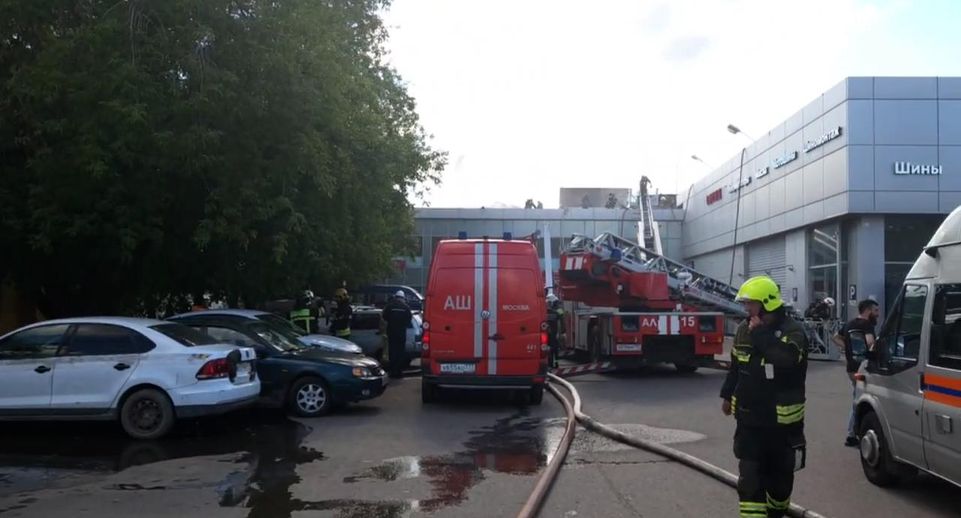 МЧС: на юго-востоке Москвы потушили пожар, где горели утеплитель и кровля здания