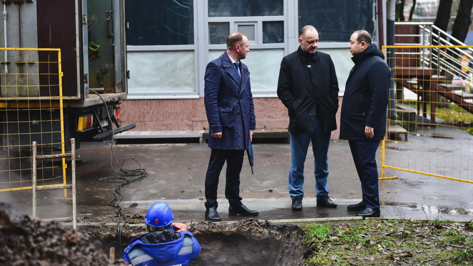 Глава Химок проверил ход работ по ремонту трубопровода на улице Маяковского