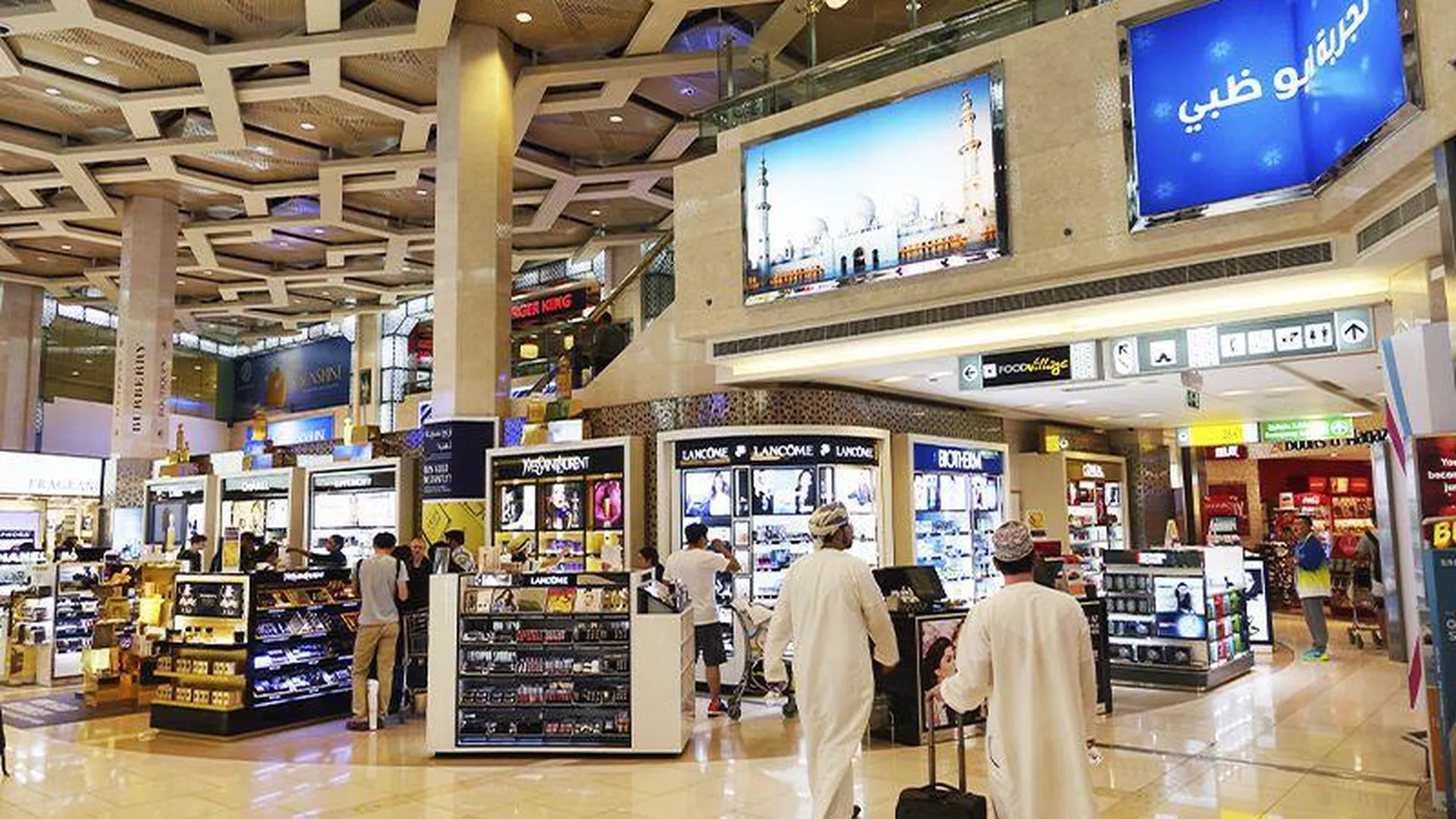 Русофобия в аэропортах ОАЭ: туристы сообщают, что их не обслуживают в Duty Free