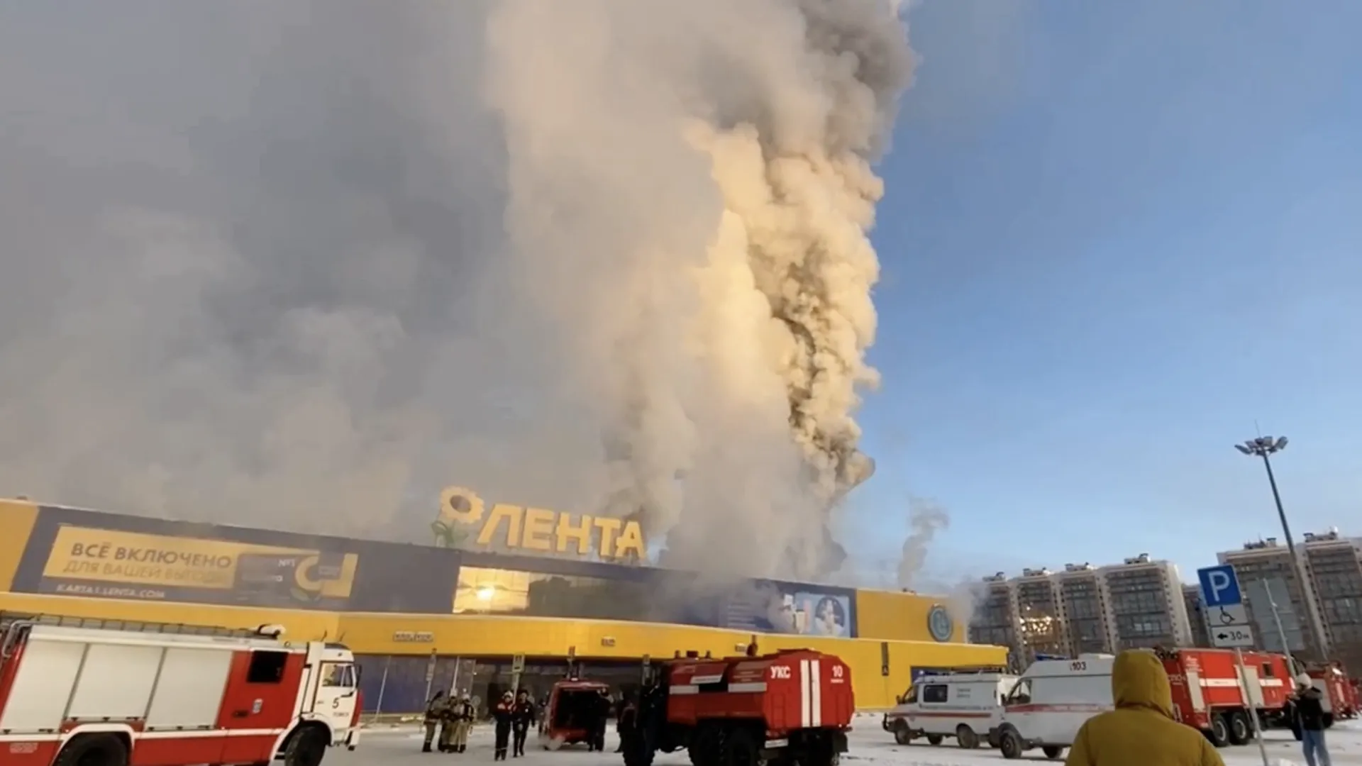 Недовольный сотрудник уничтожил огромный магазин. Главное о пожаре в «Ленте»