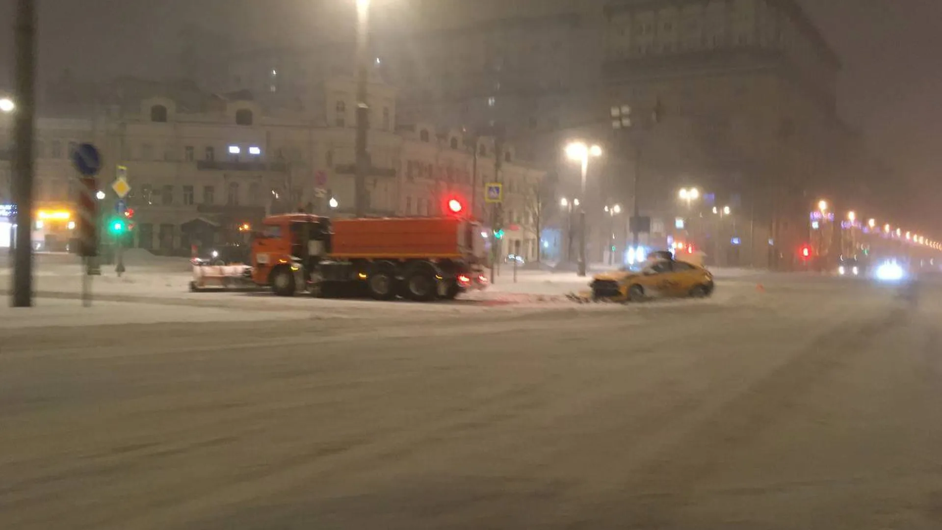 Мощный снегопад с метелью накрыл Москву