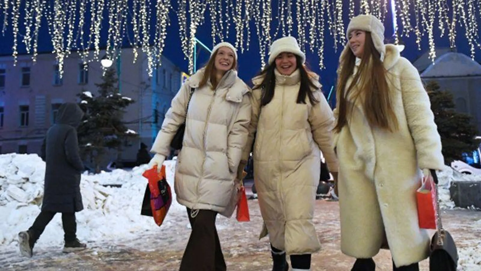 Деньги в подарок, вынос хлама, платья в горошек: новогодние традиции разных стран, которые удивили россиян