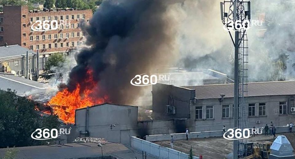 Крупный пожар разгорелся на мебельной фабрике Ростова-на-Дону