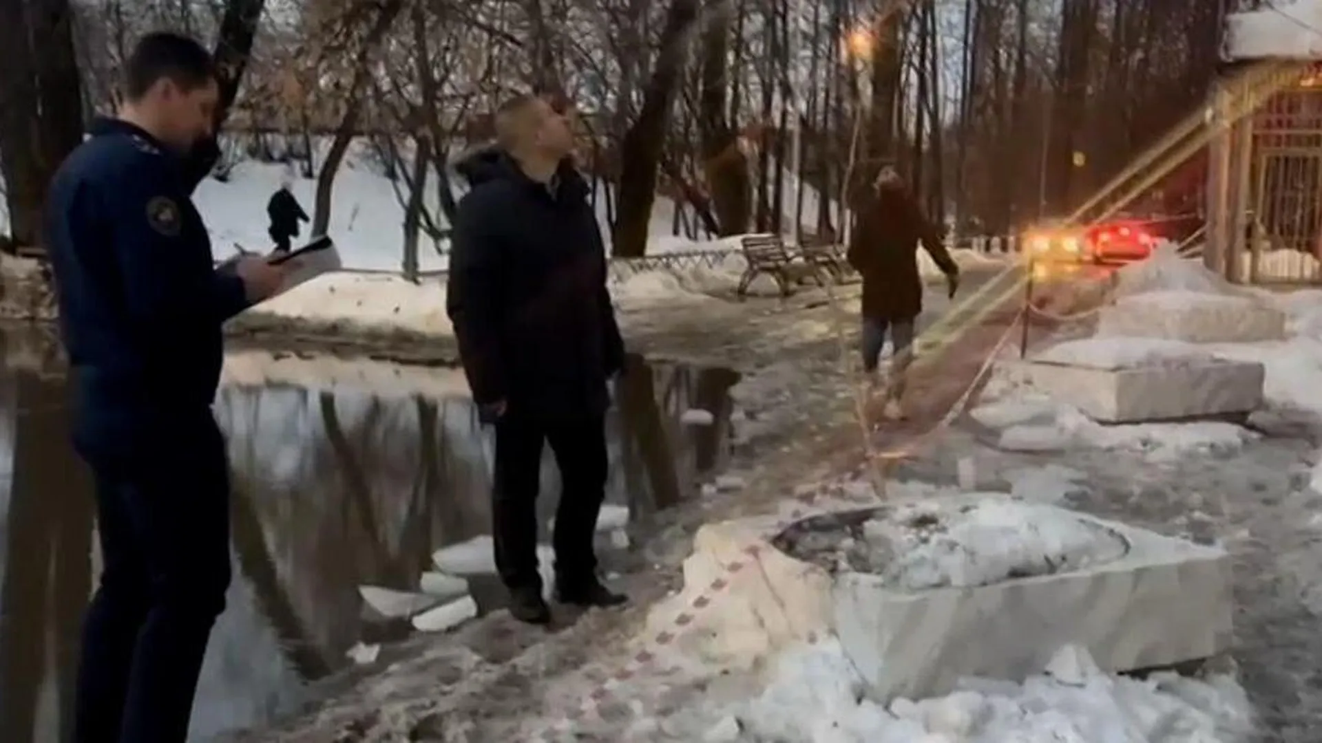 Глыбы льда обрушились на детей