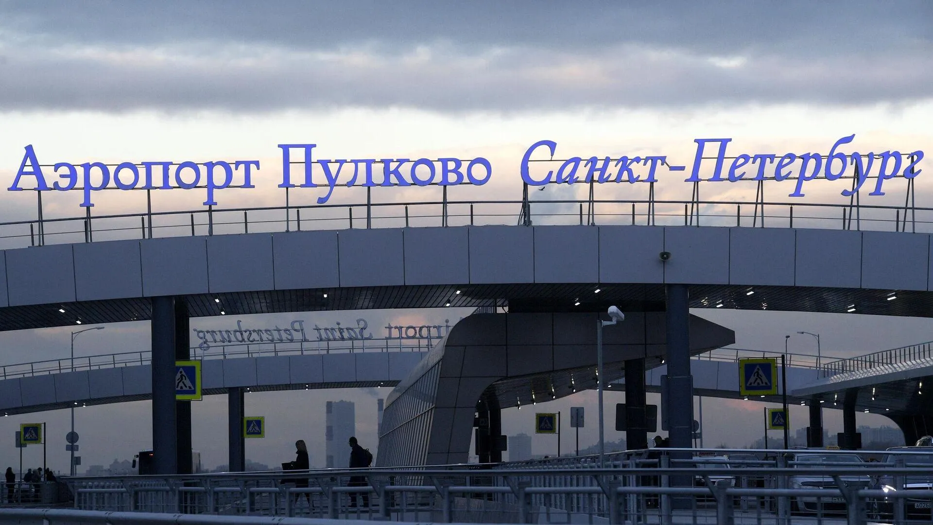 Путин поручил продлить метро Петербурга до аэропорта Пулково