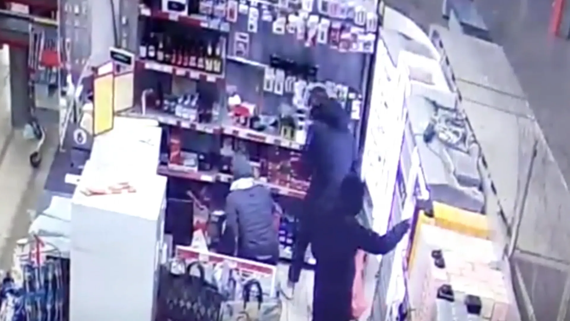 Виски, шоколад и сигареты: подростки ограбили магазин в прямом эфире