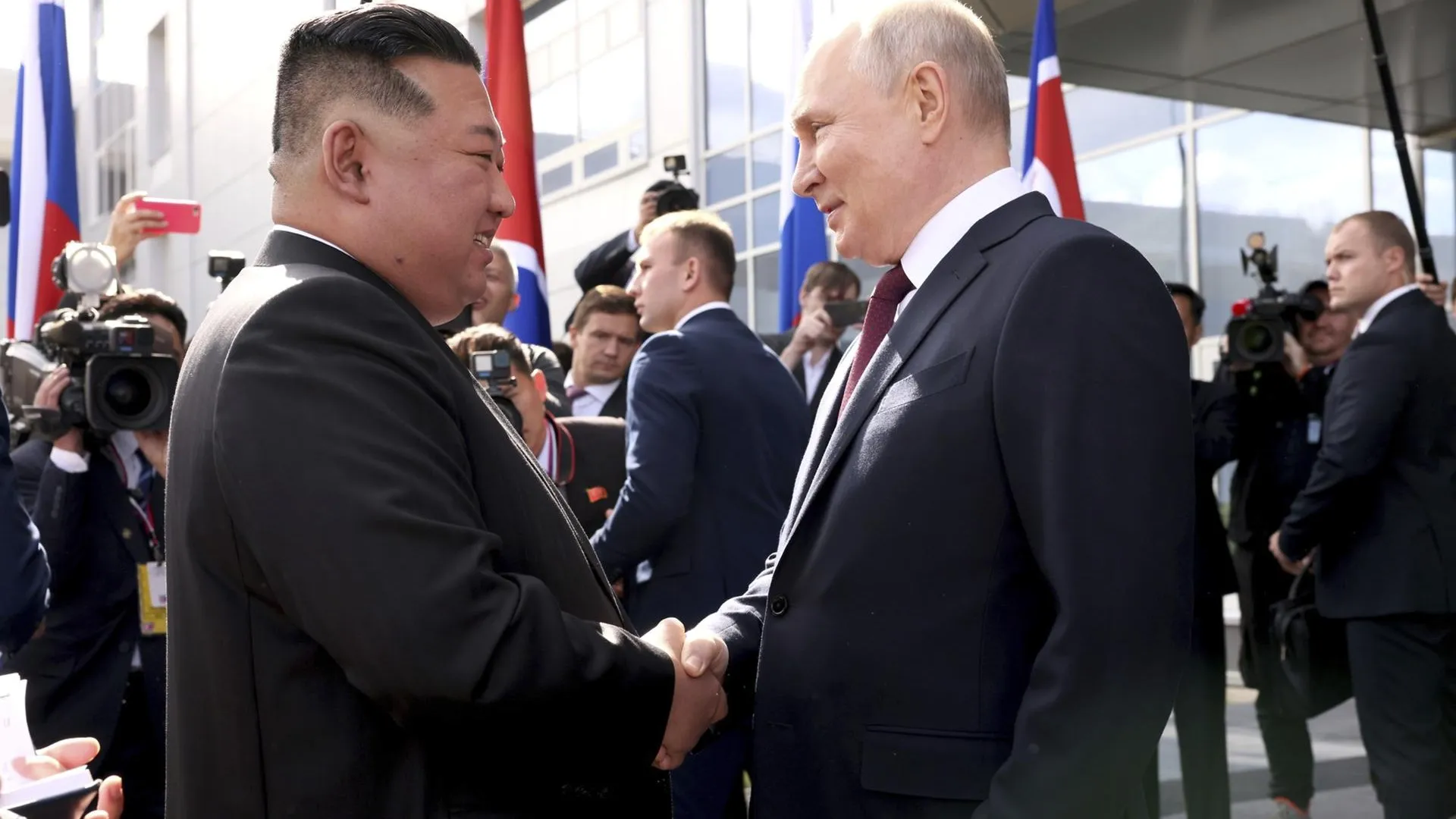 Северокорейский лидер Ким Чен Ын и его российский коллега Владимир Путин. Фото: Mikhail Metzel / Kremlin Pool