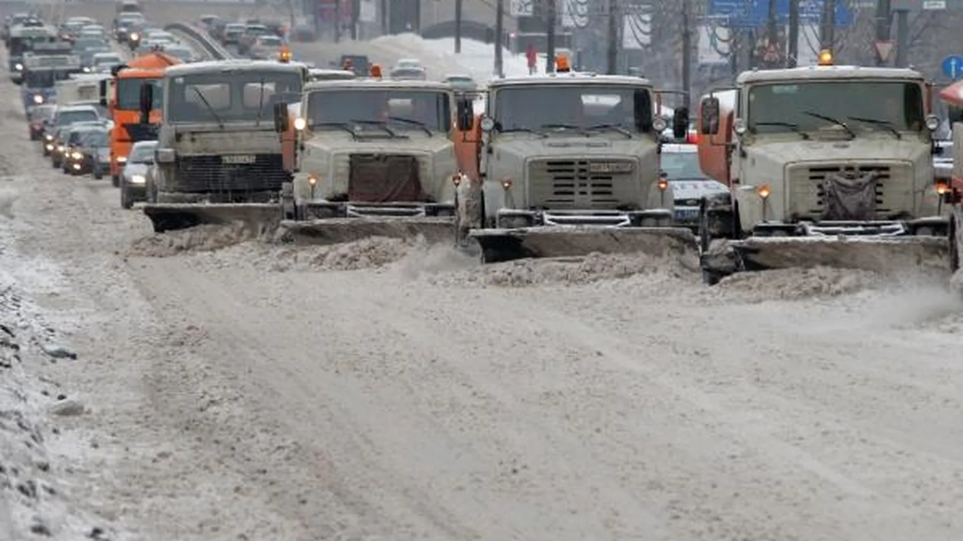 К празднованию Дня защитника Отечества в Подмосковье очистили 55 автодорог