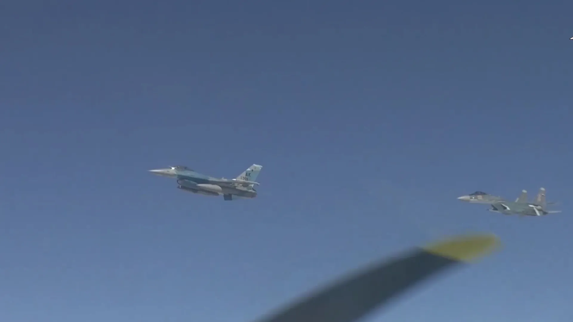 Полет российских ракетоносцев вблизи Аляски сняли на видео