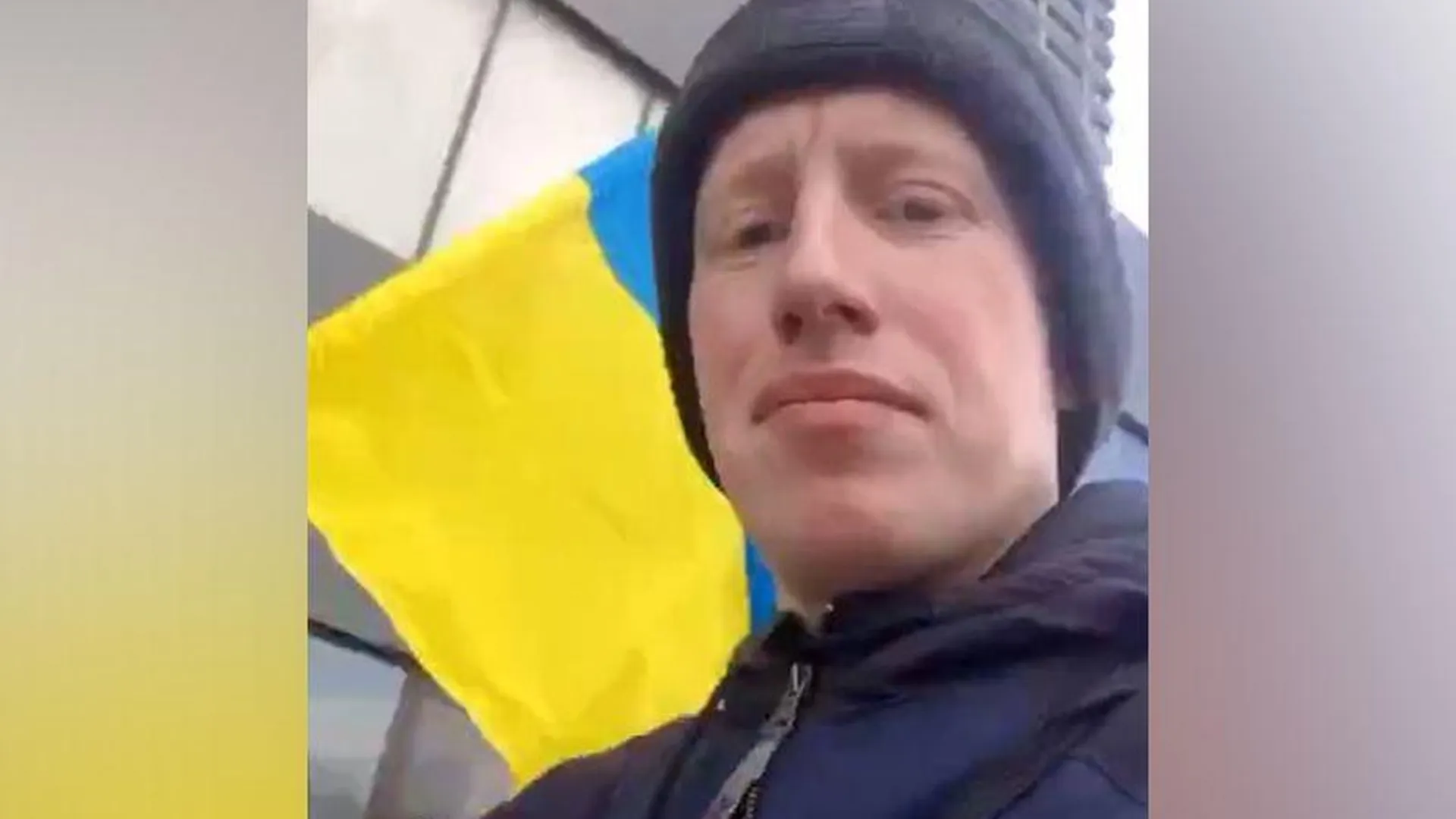 Реакция россиян на парня с флагом Украины в центре Москвы была неожиданной