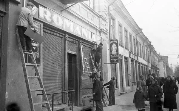 Жители освобожденной Одессы снимают румынские таблички с названием магазинов, оставленные немецко-румынскими оккупантами