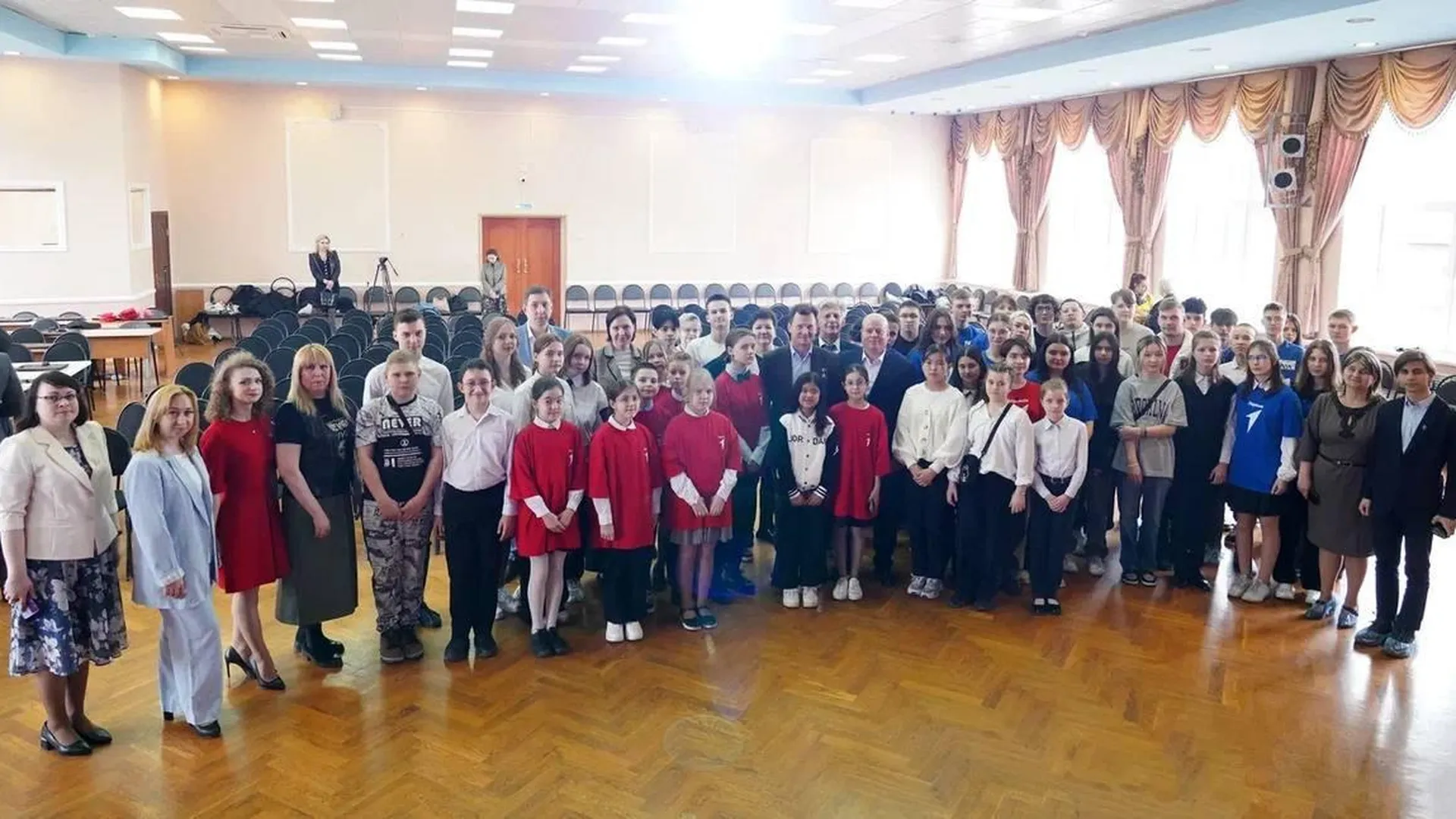 Школьники из Котельников встретились с героем России и известным космонавтом Романом Романенко