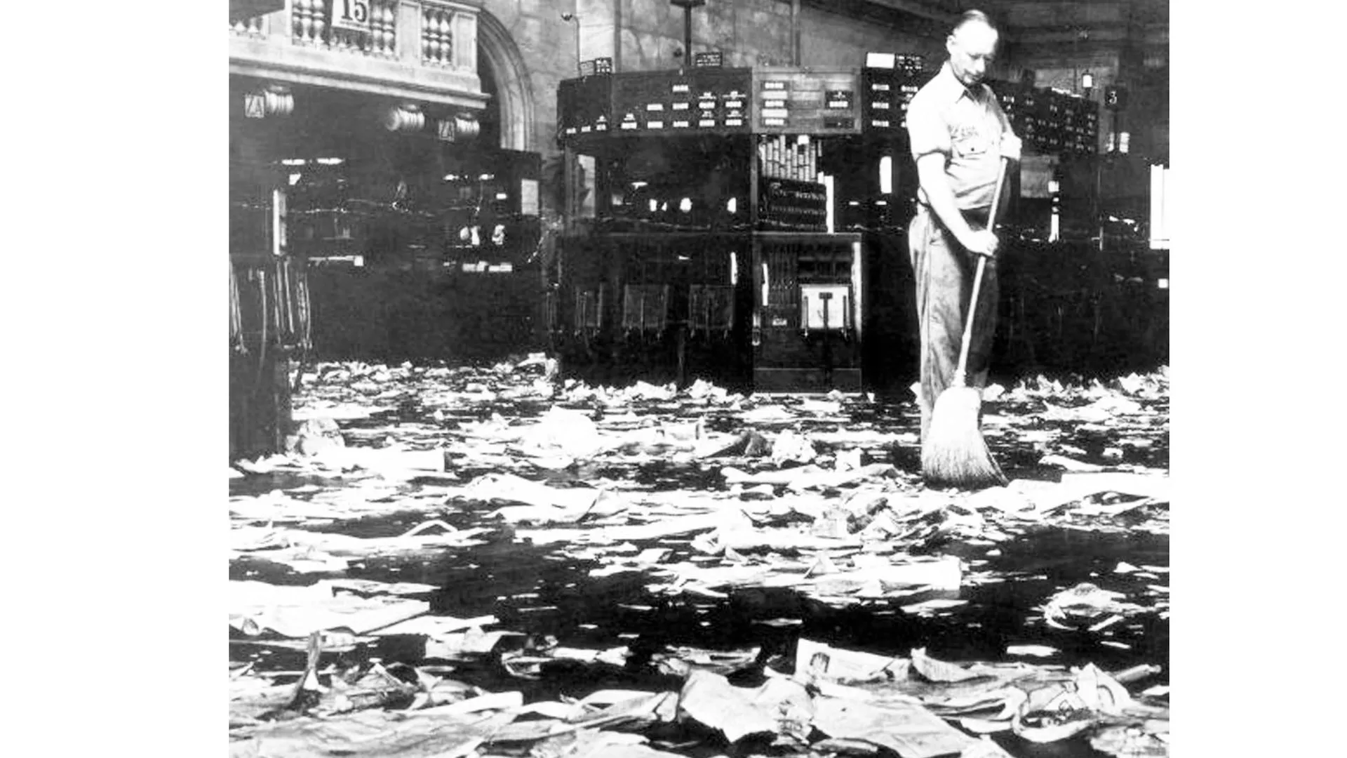 Начало Великой депрессии: уборщик сметает акции, которые превратились в мусор. США, 1929 год