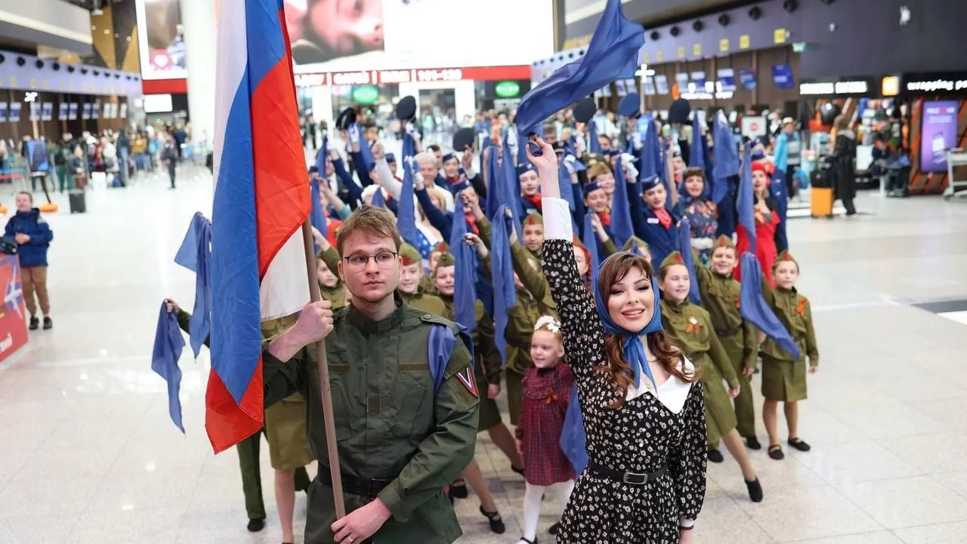 Акция «Синий платочек Победы» прошла в аэропорту Шереметьево
