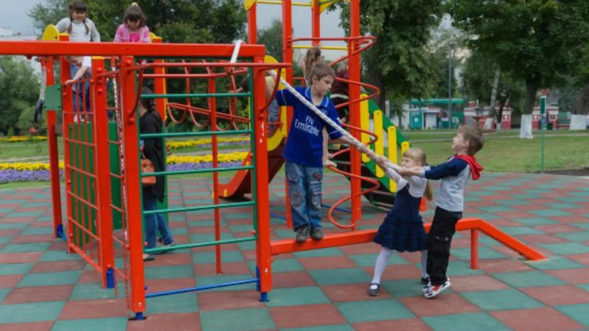 Центр столицы застроили детскими площадками на средства от платных парковок
