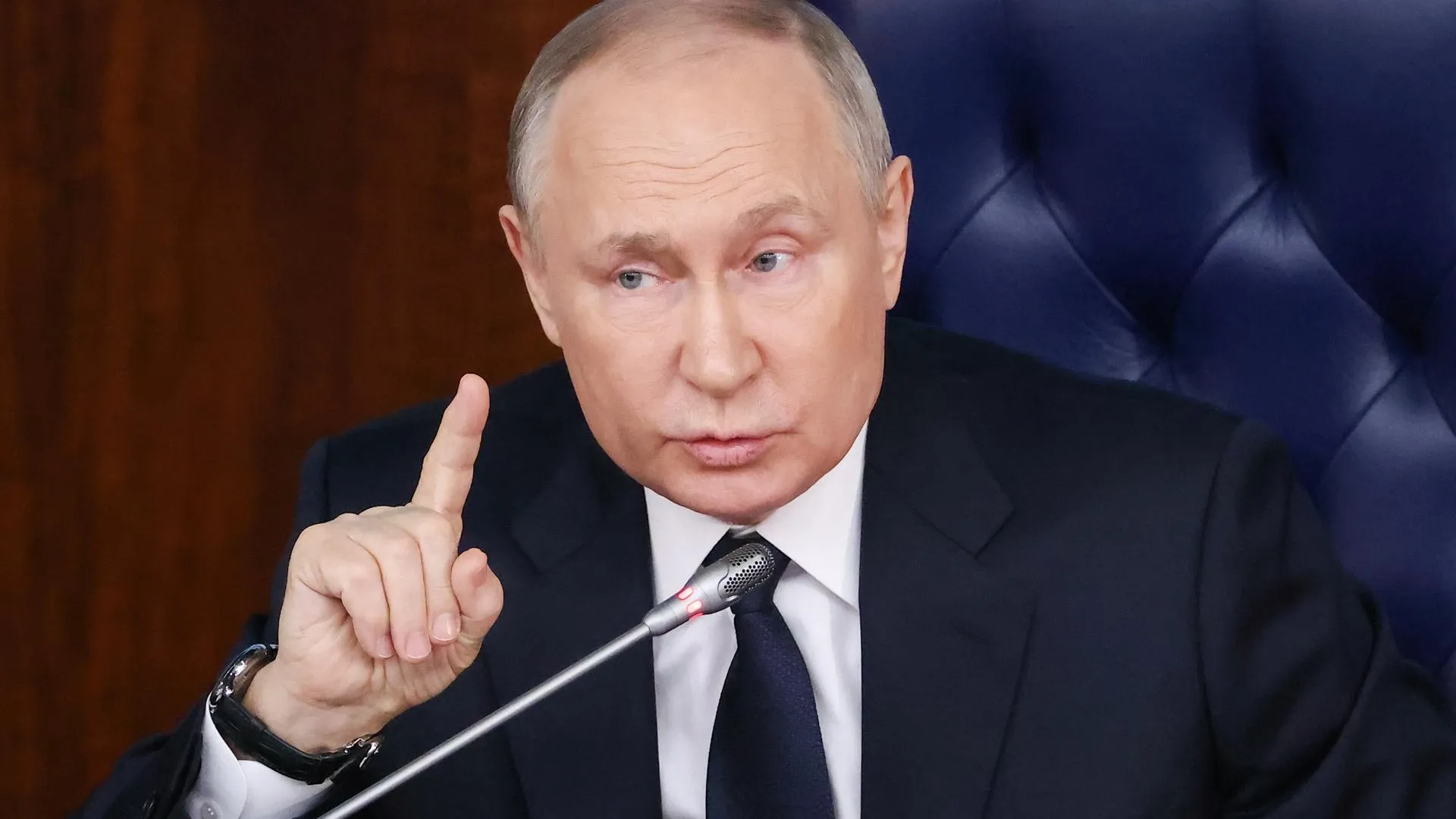 Путин призвал активнее защищать экономические интересы страны