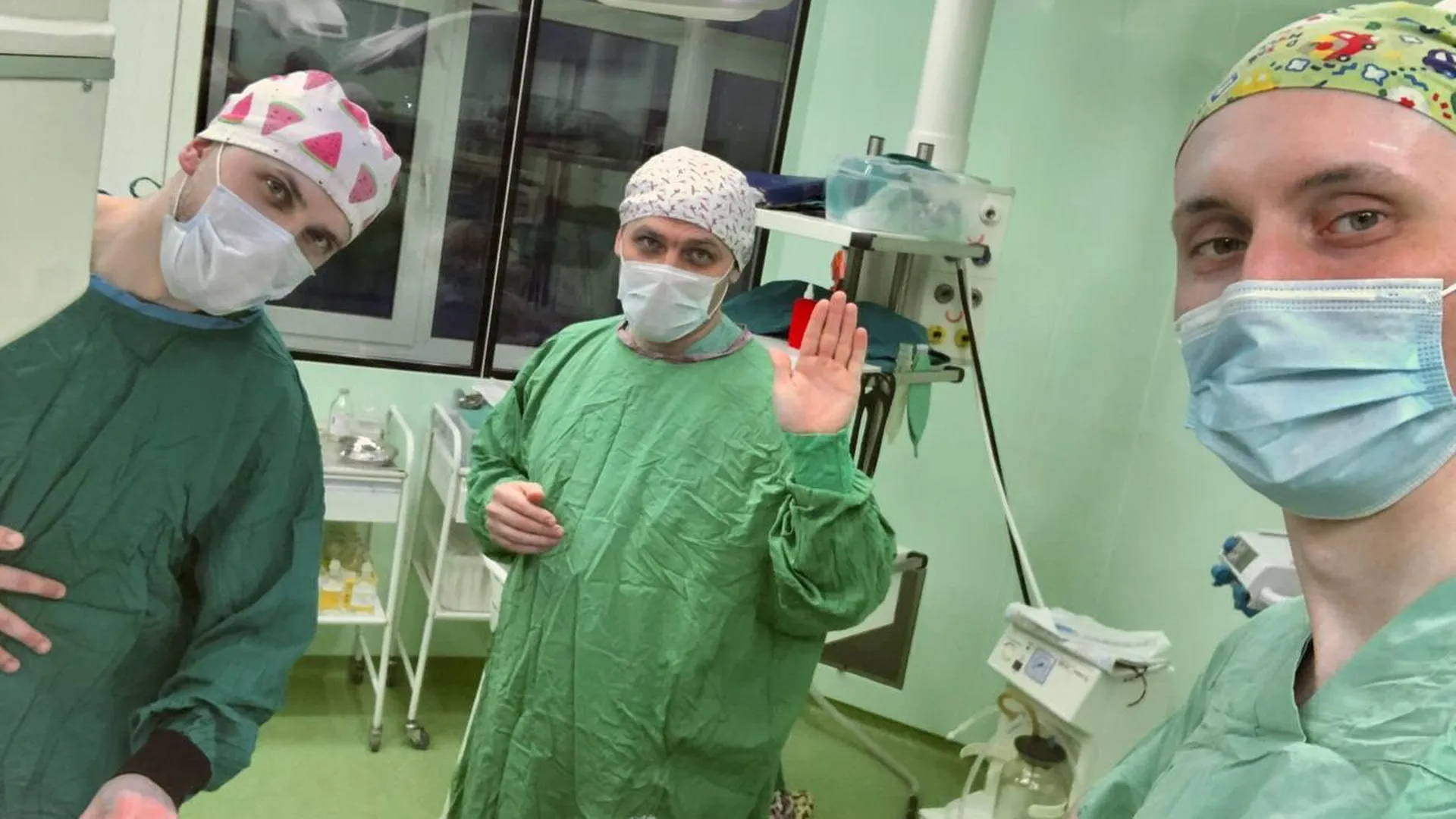 «Ударилась о стеклянную дверь»: врачи в Подмосковье спасли 6-летнюю девочку, перерезавшую артерию