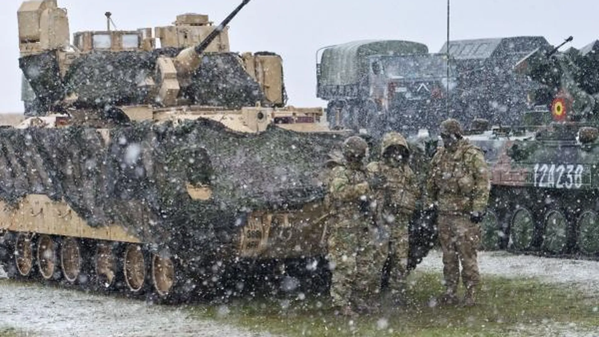 Военнослужащие возле американской боевой машины пехоты M2 Bradley во время совместных учений армий США и Румынии в рамках операции «Атлантическая решимость»