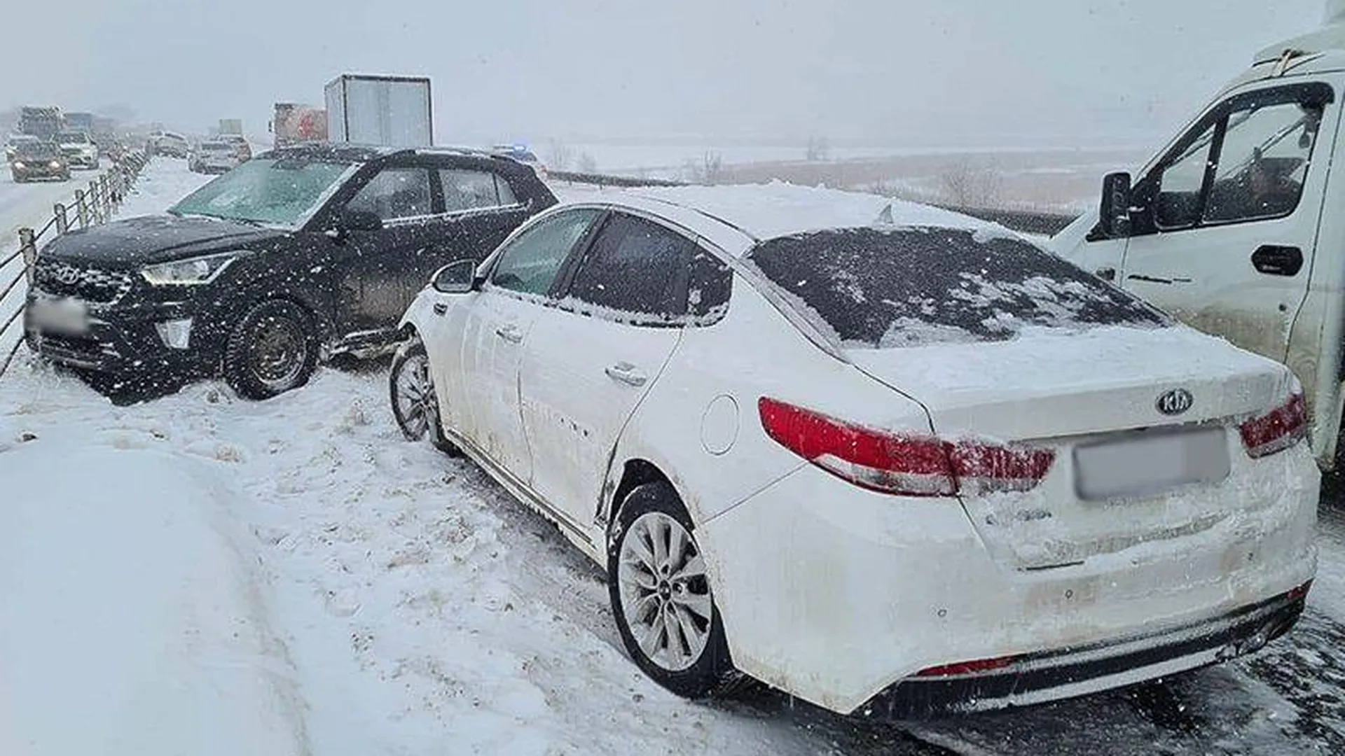 Аварии и гигантские пробки сковали Центральную Россию из-за мощных снегопадов