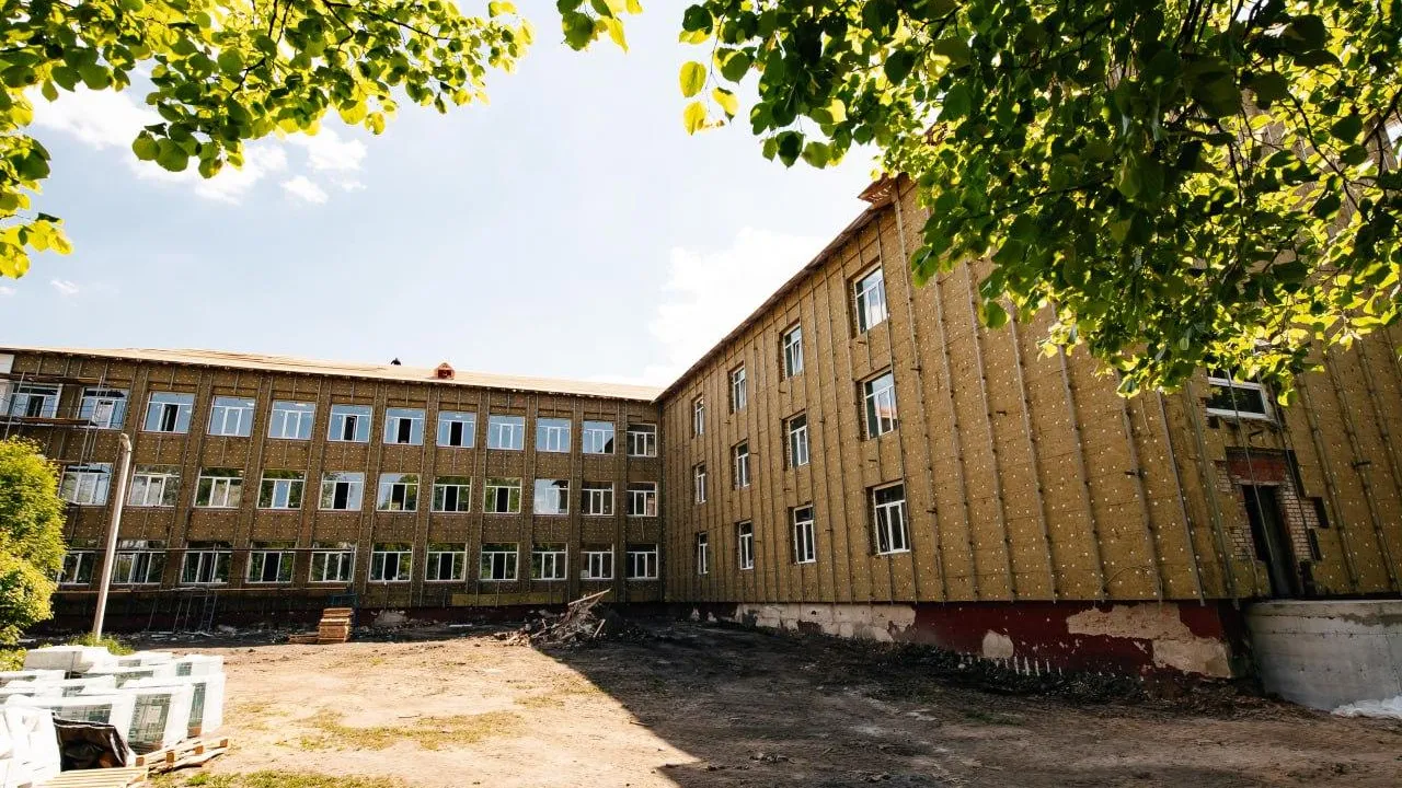 Общая строительная готовность ремонта школы в р. п. Правдинский составляет 55%
