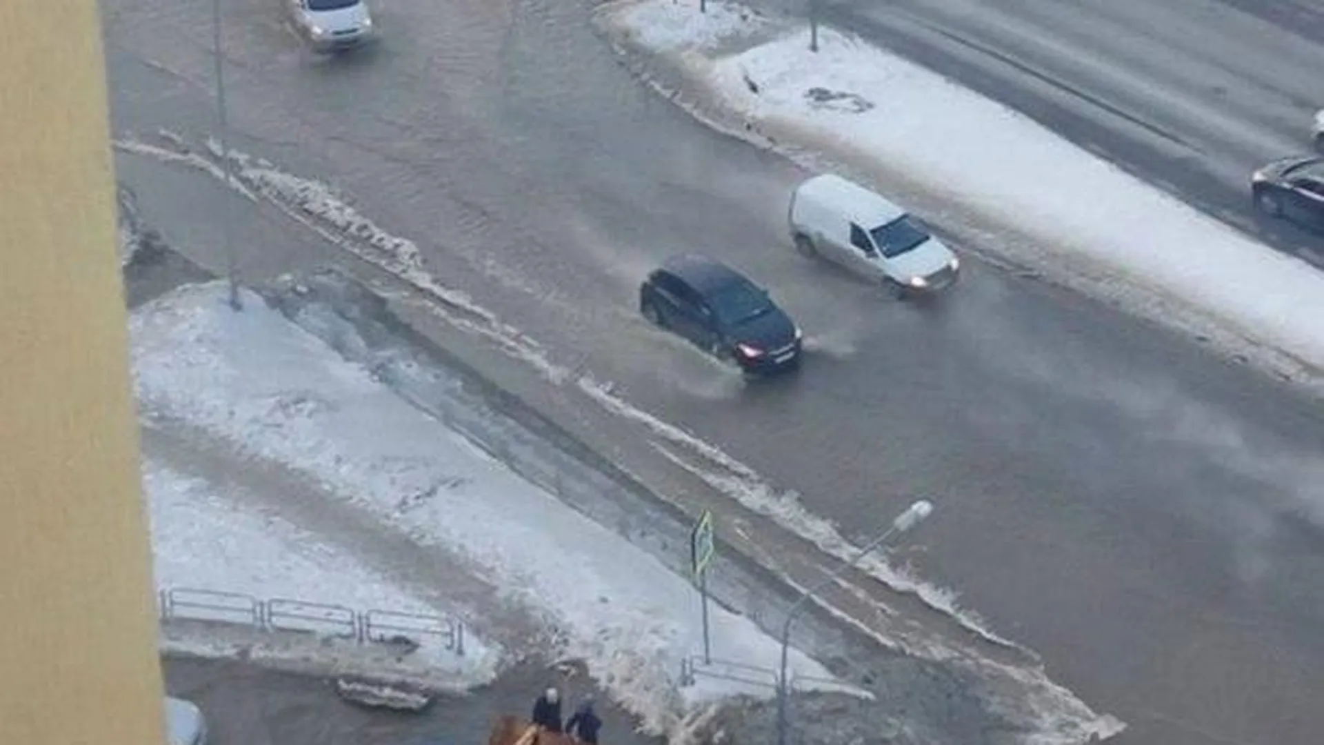 Пешеходов в Челябинске перевозили через затопленный перекресток на погрузчике